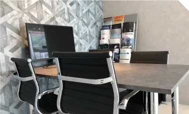 電卓とペン、付箋の付いたノート