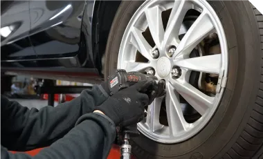 電卓とペン、付箋の付いたノート