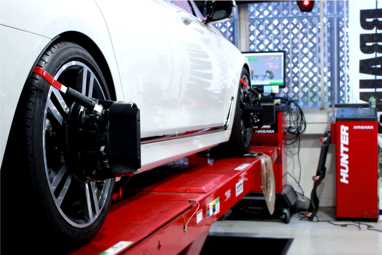 車をアライメント調整している